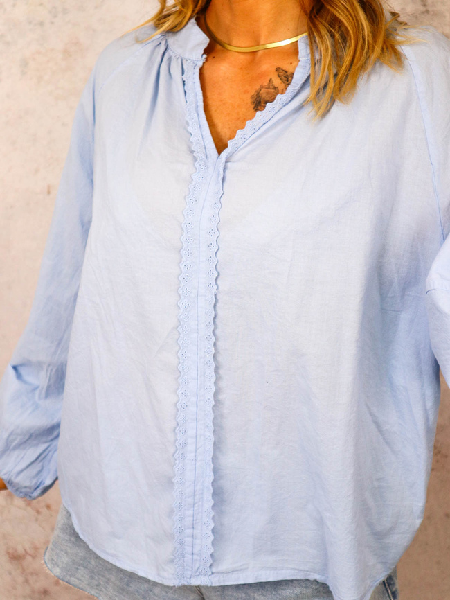BLUZKA KOSZULOWA Z OZDOBNYM HAFTEM- NIEBIESKA