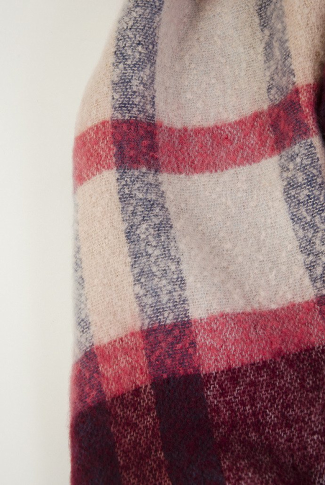 Bordowy szal w kratę