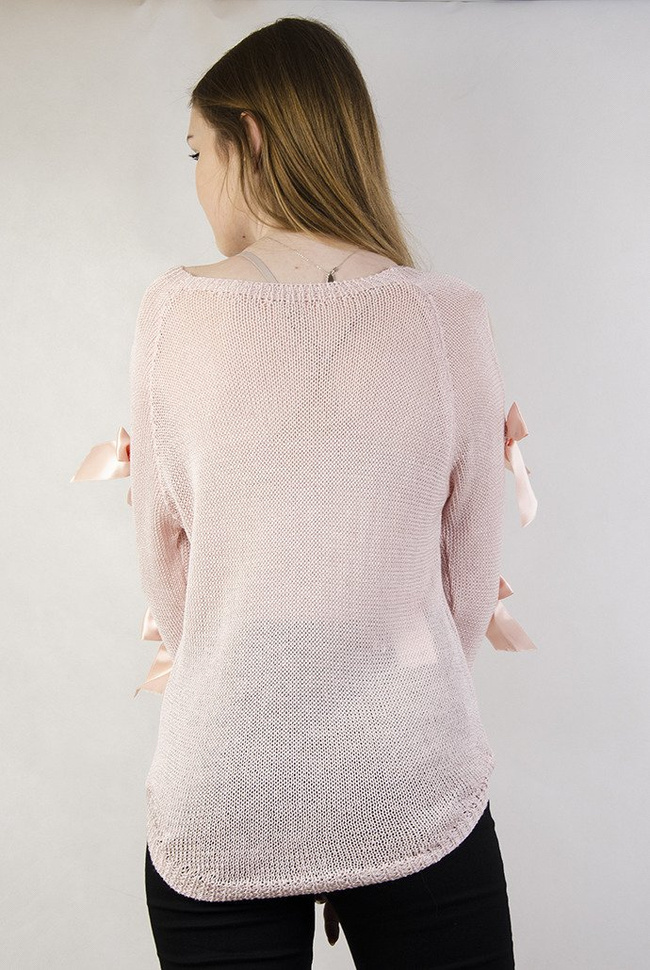 Jasnoróżowy sweter z koralikami