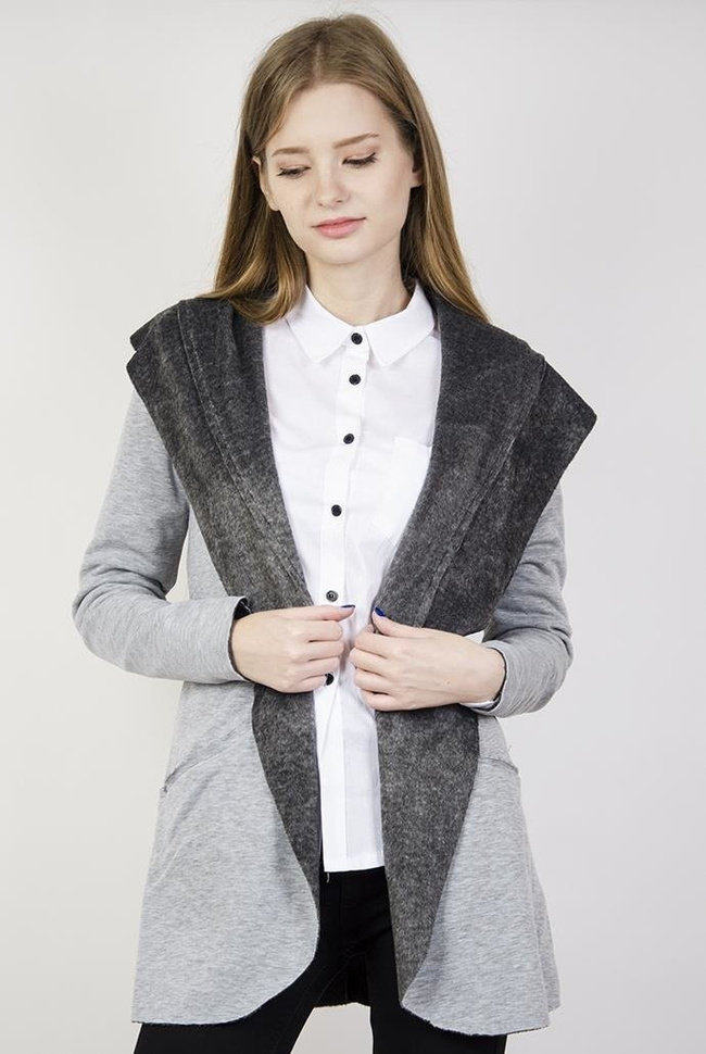 Jasnoszara narzuta z przyjemnym obszyciem wewnątrz