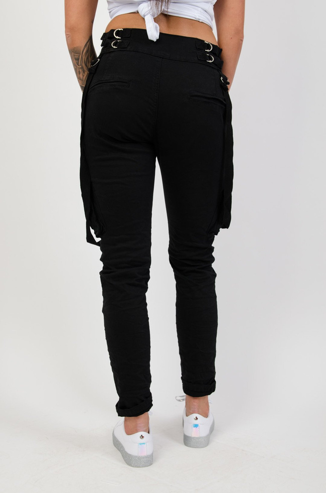 Czarne spodnie typu jogger z zamkami oraz kieszeniami