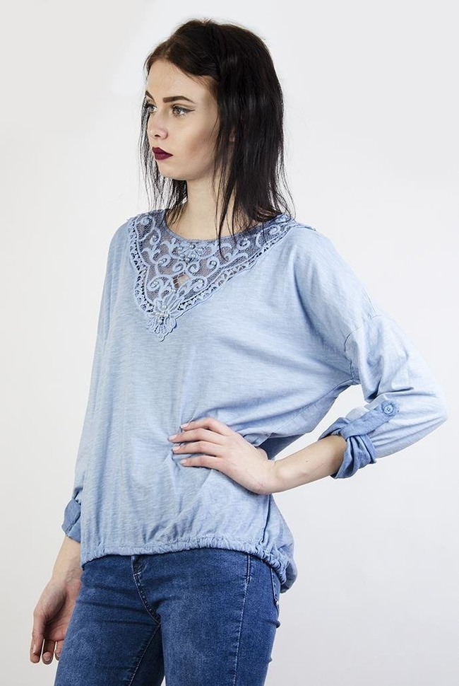 Jasnoniebieska bluzka z wiązaniem na dole