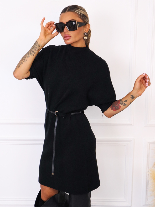 SUKIENKA SWETERKOWA Z PÓŁGOLFEM I PASKIEM - CZARNA