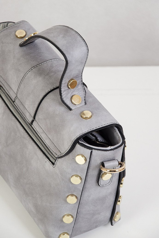 Szara torebka ze złotymi guzikami