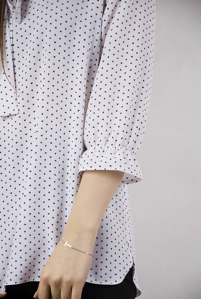 Biała bluzka w trójkąty z wiązaniem przy szyi