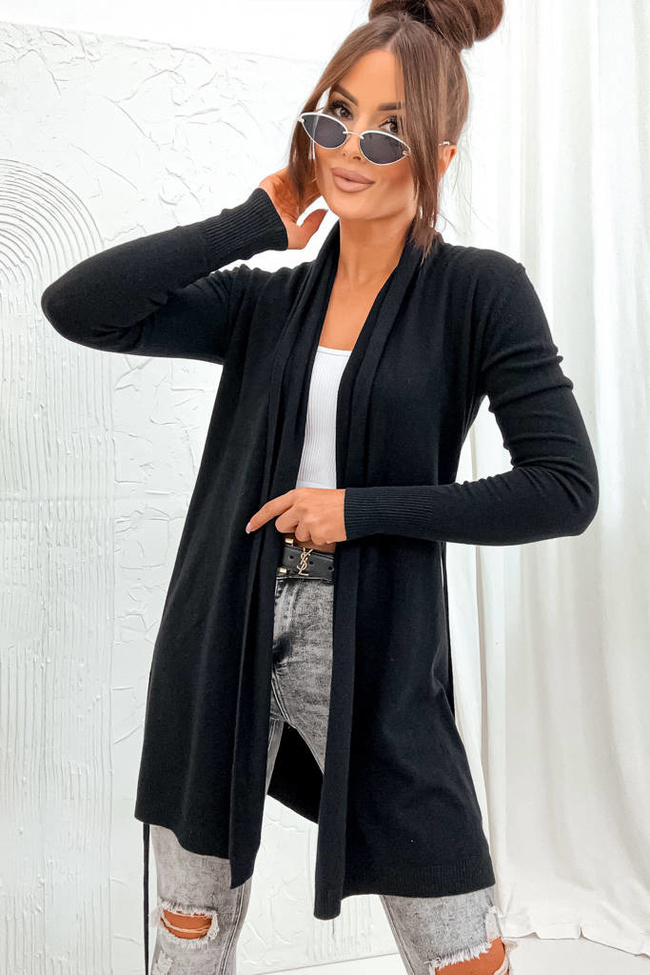 DZIANINOWA NARZUTA Z WIĄZANIEM W PASIE- CZARNA