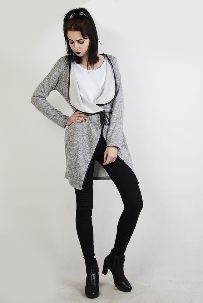 Jasnoszara narzuta wiązana w pasie