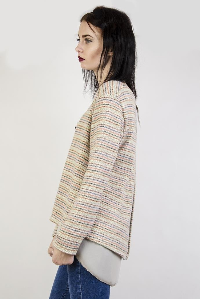 Beżowa bluzka w paski, z wisiorkiem