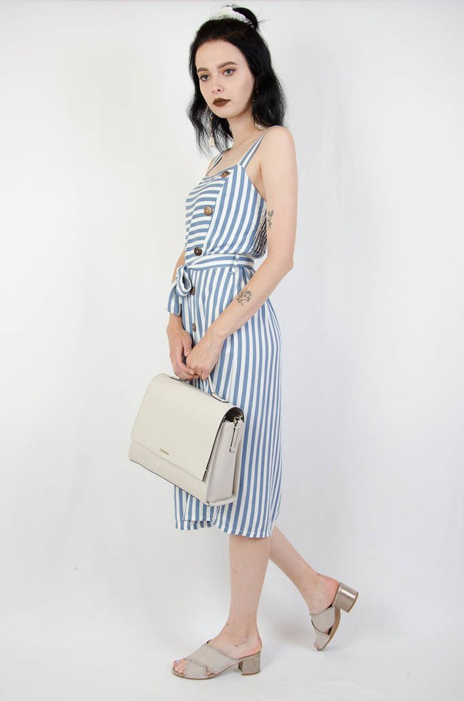 Niebieska sukienka w pasy na ramiączka na boku