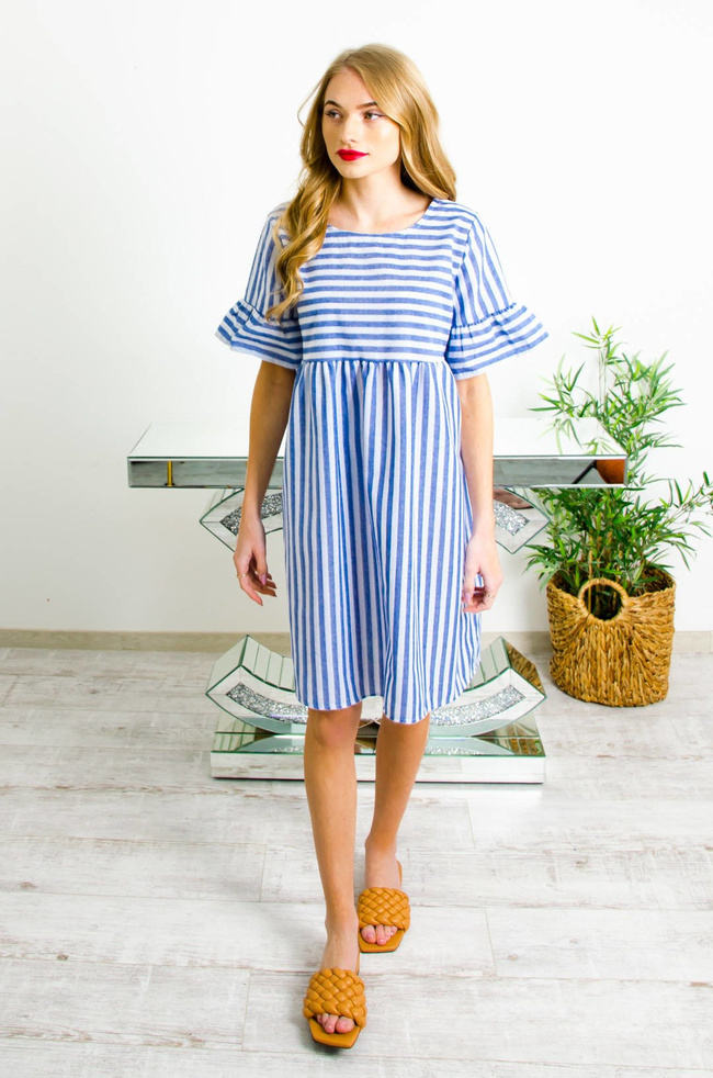 BIAŁO-NIEBIESKA SUKIENKA W PASKI O LUŻNYM KROJU