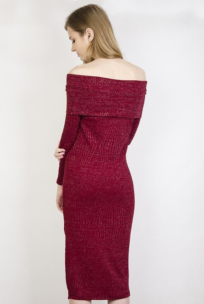 Czerwona, przylegająca sukienka wyszywana srebrną nicią