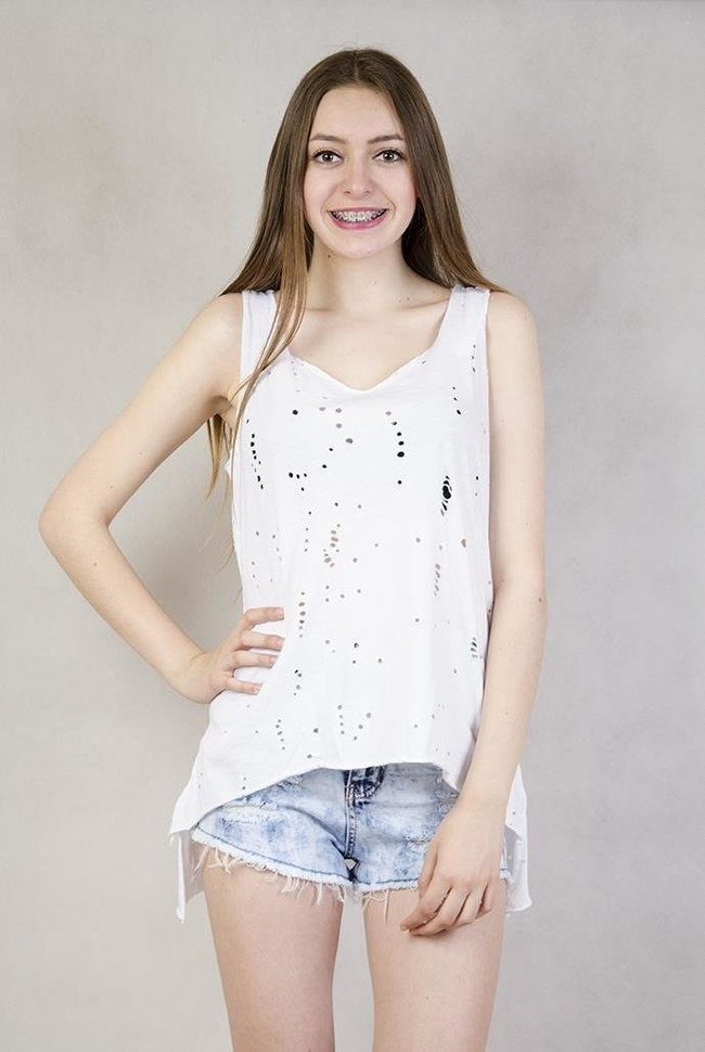 Bluzka z dziurkami i przedłużanym tyłem biała