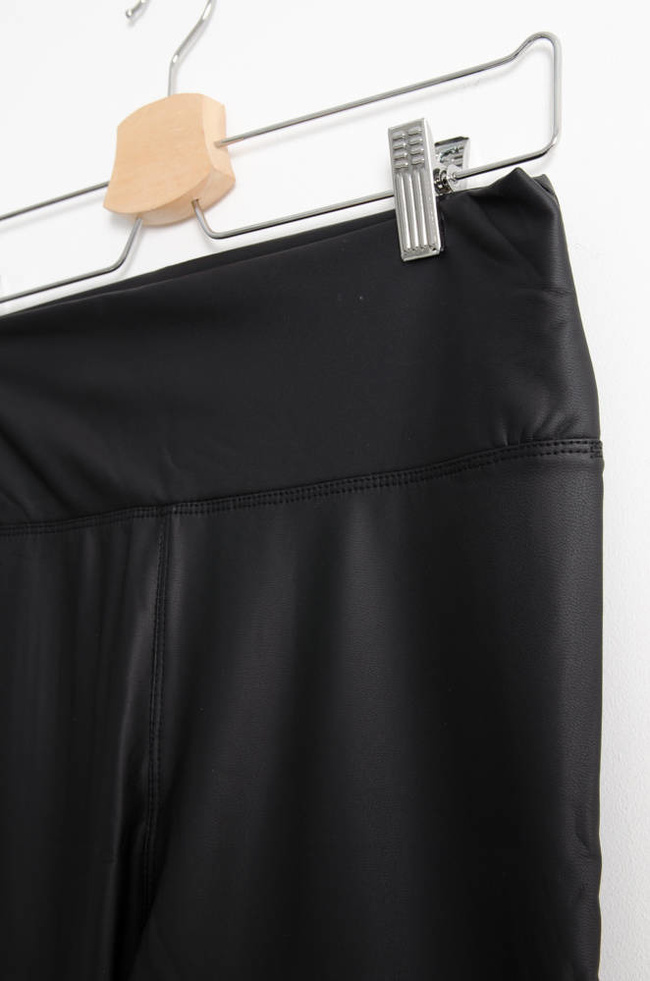 CZARNE LEGGINSY Z IMITACJI SKÓRY Z WYSOKIM STANEM
