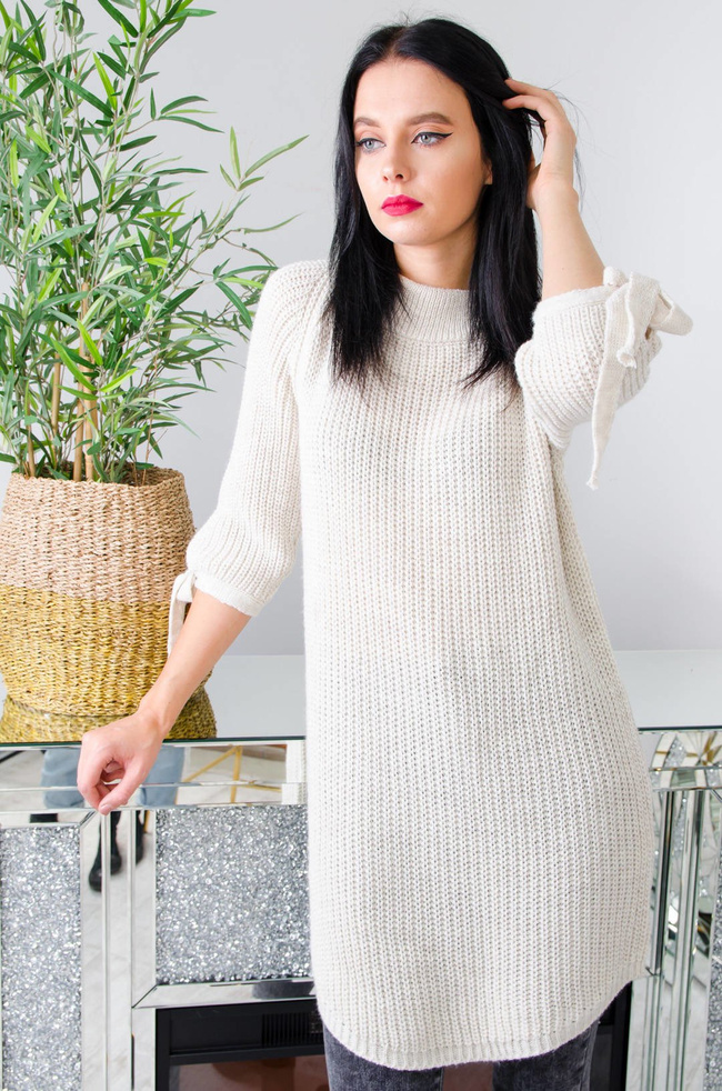 DŁUGI BEŻOWY SWETER-SUKIENKA Z WIĄZANIEM NA RĘKAWACH