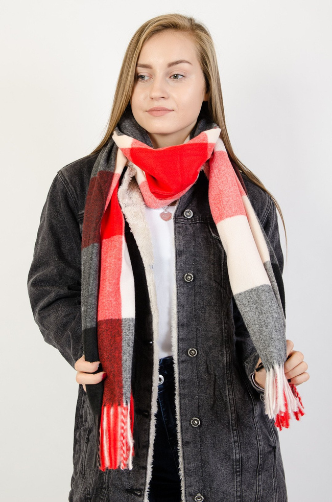 Czerwono-szaro-bezowy szal w kratę 