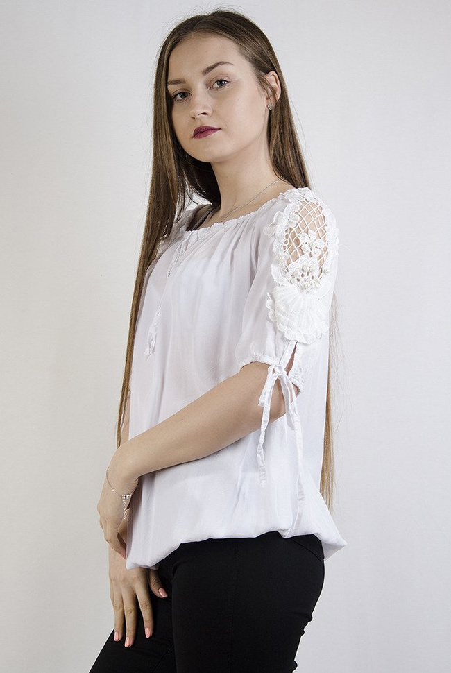 Biała bluzka z gumką na dole i ażurowymi wstawkami