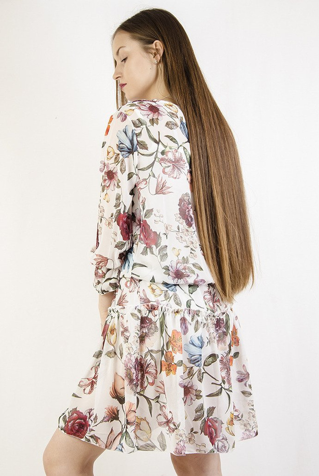 Biała zwiewna sukienka w kwiaty