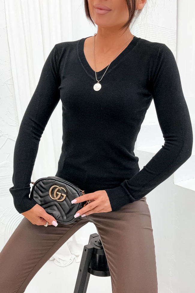 SWETEREK W DEKOLTEM W SZPIC I ŚCIĄGACZAMI- CZARNY