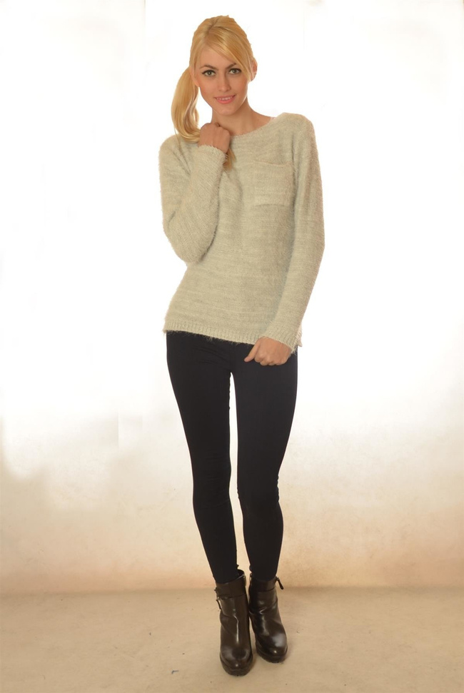 Szary sweter z kieszonką