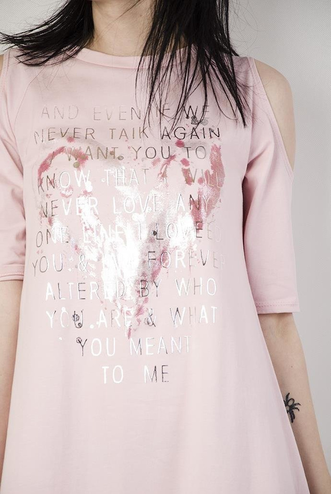 Jasnoróżowa sukienka z wycięciami i nadrukiem