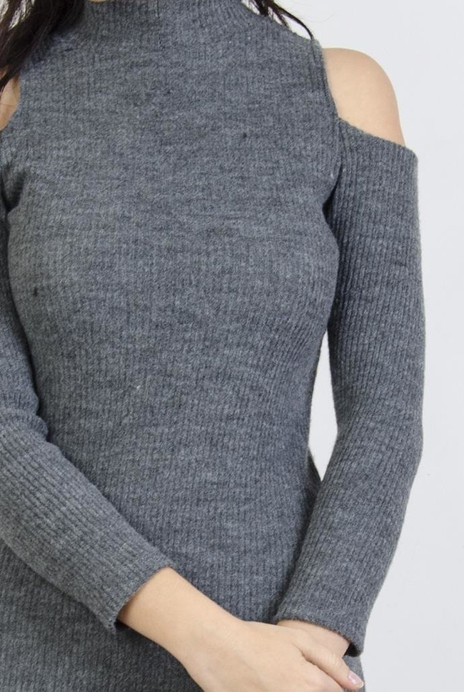 Szara, prążkowana sukienka midi z wycięciami na ramionach