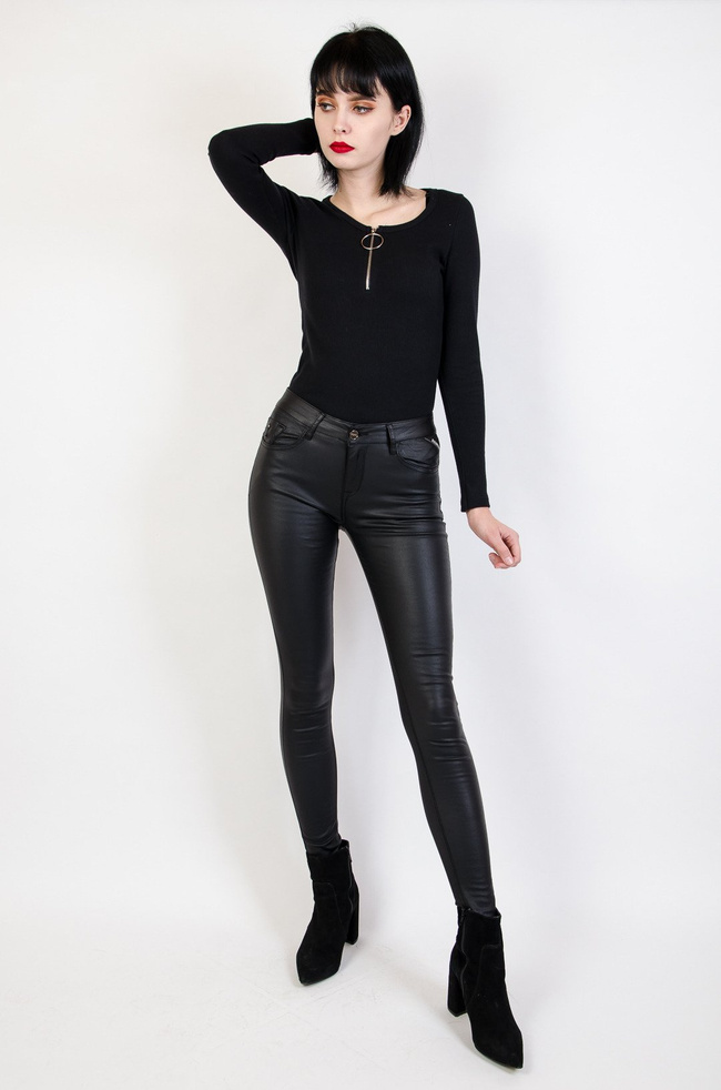 Czarne  spodnie woskowane z zamkami z tyłu