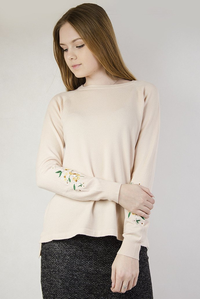 Beżowy sweterek z kwiatami haftowanymi na rękawach