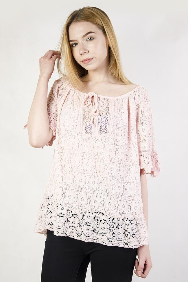 Jasnoróżowa bluzka ażurowa, z hiszpańskim dekoltem