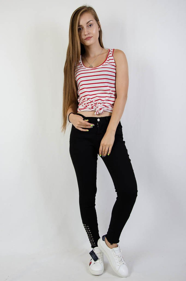 Czarne spodnie jeansowe z ćwiekami przy nogawce