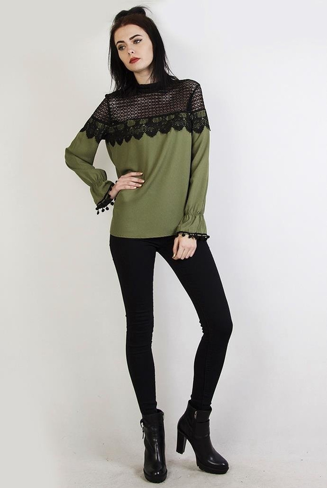 Zielona bluzka z kulkami przy rękawach i ażurowymi wstawkami