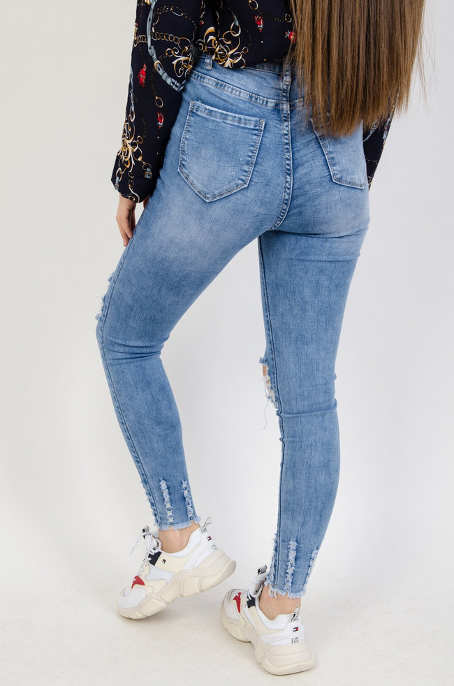 Jasne spodnie jeansowe z dziurami