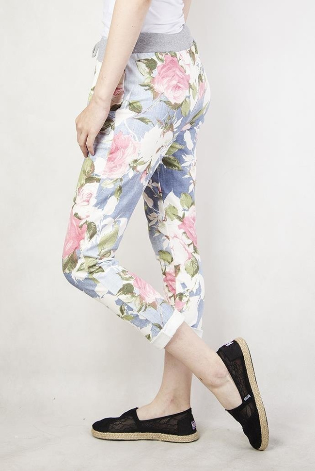 Jasnoniebieskie spodnie dresowe w róże