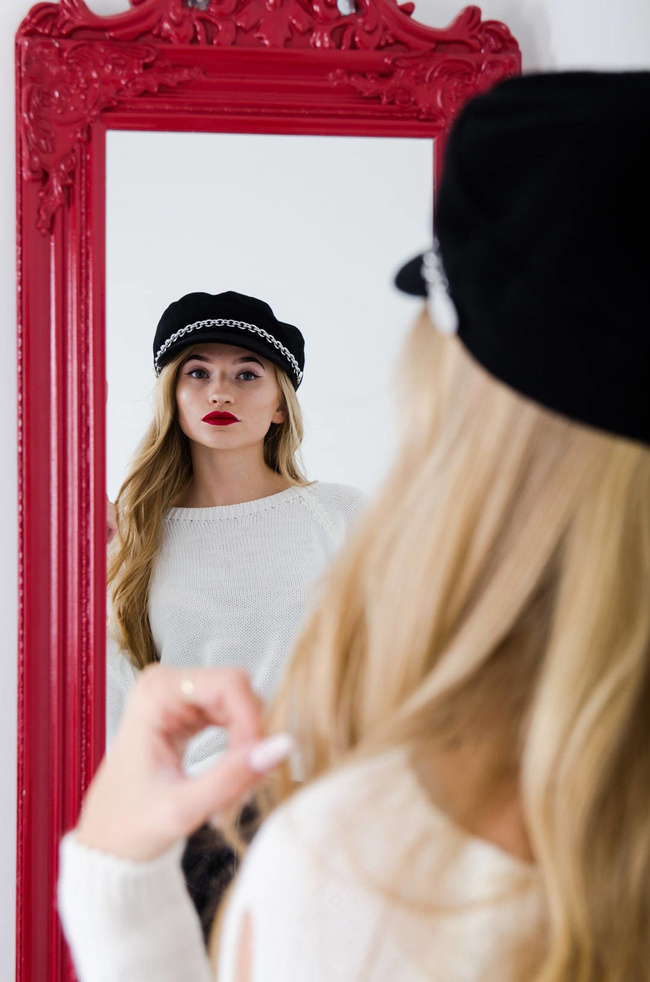 KREMOWY AKRYLOWY SWETER Z WSTĄŻKAMI NA RĘKAWACH