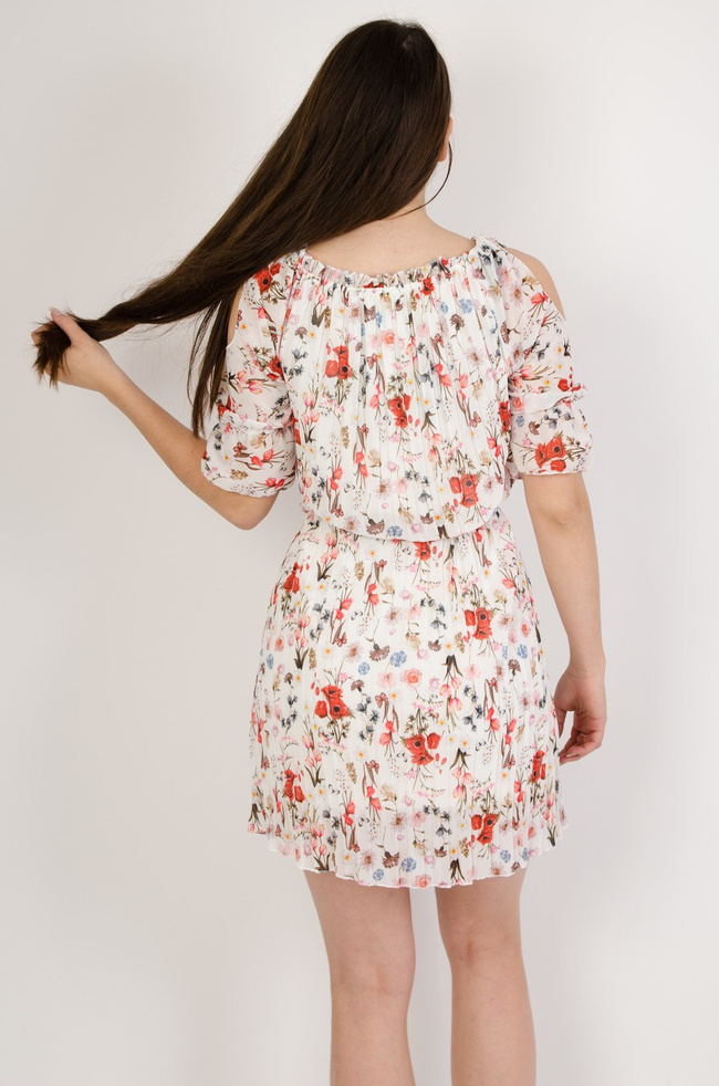 Biała plisowana sukienka w kwiaty z odkrytymi ramionami