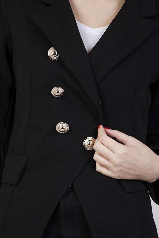 Czarna marynarka z ozdobnymi guzikami