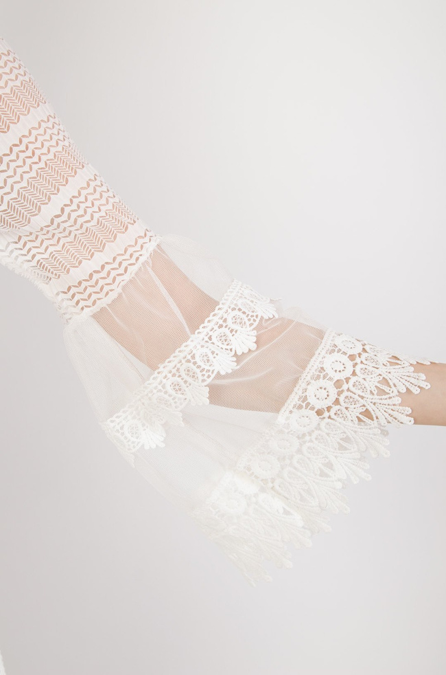 Biała ażurowa sukienka z asymetrycznym dołem oraz dekoltem w serek