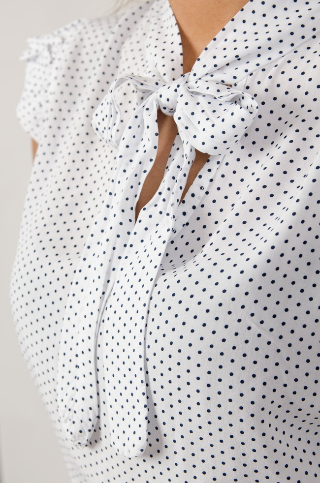 Biała bluzka w kropeczki