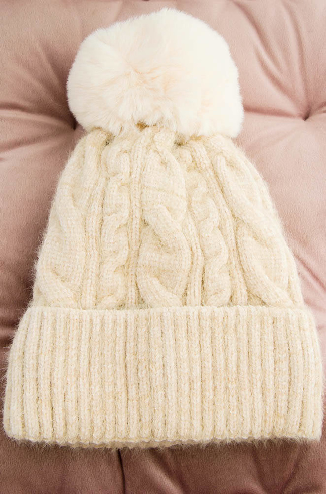 BEŻOWA OCIEPLANA CZAPKA Z POMPONEM