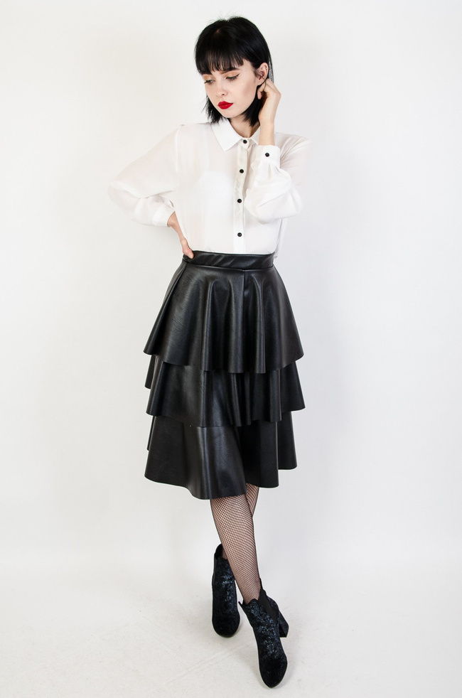 Czarna skórkowa spódnica z falbanami 