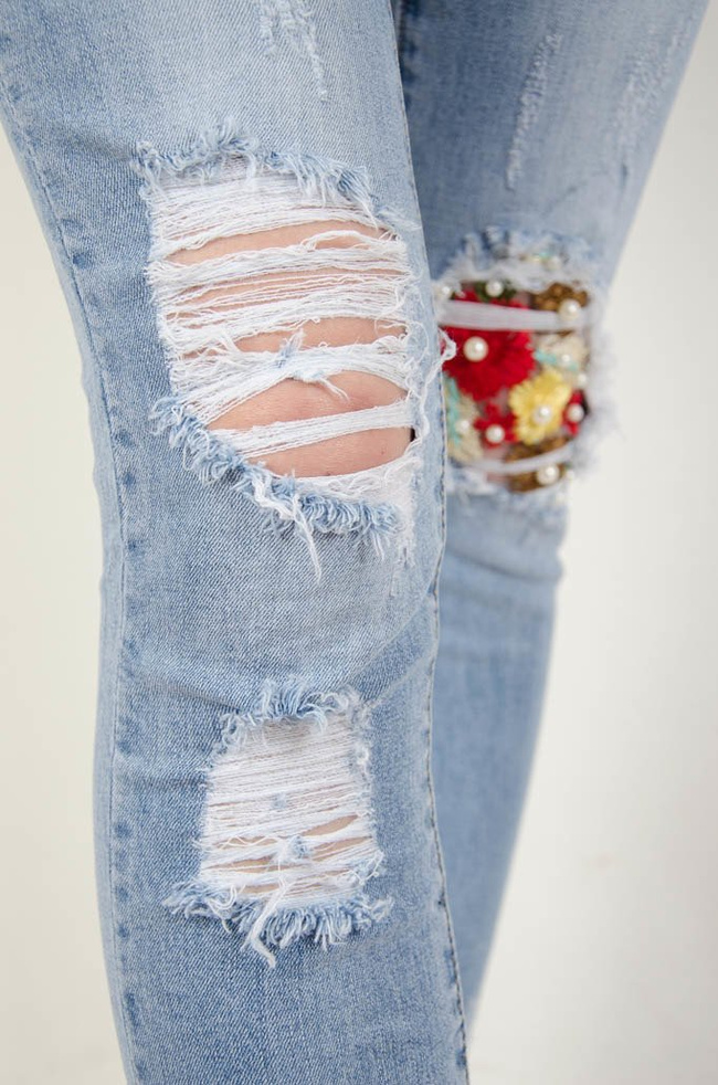 SPODNIE JEANSOWE Z KWIATOWYM HAFTEM 