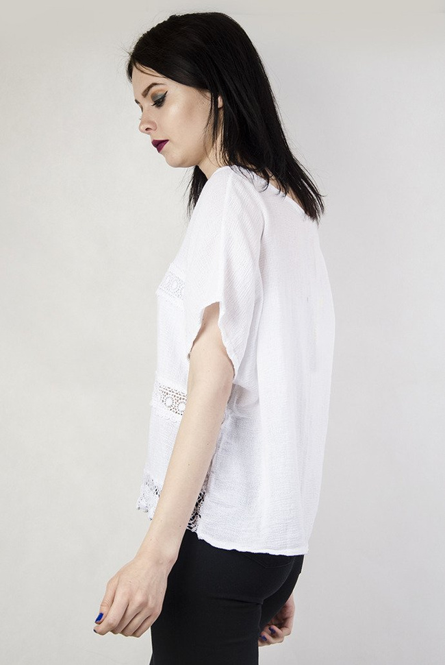 Biała bluzka z koronką i ażurowym wykończeniem