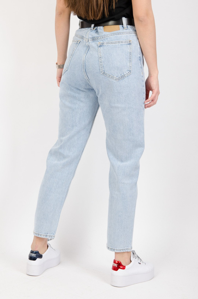Jasne spodnie typu MOM FIT z wysokim stanem