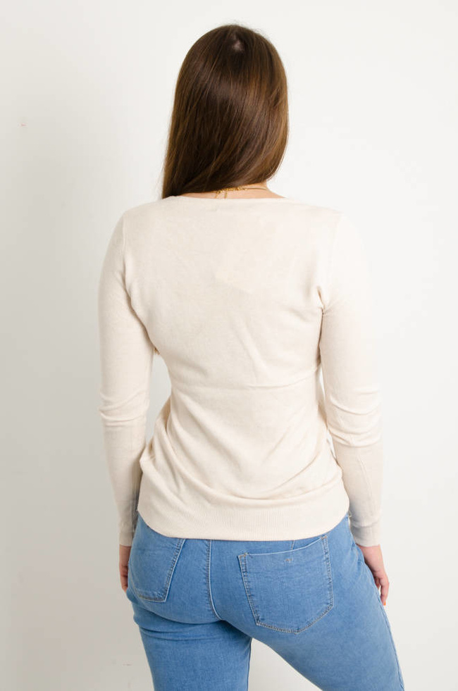 SWETER Z DEKOLTEM W SZPIC- BEŻOWY