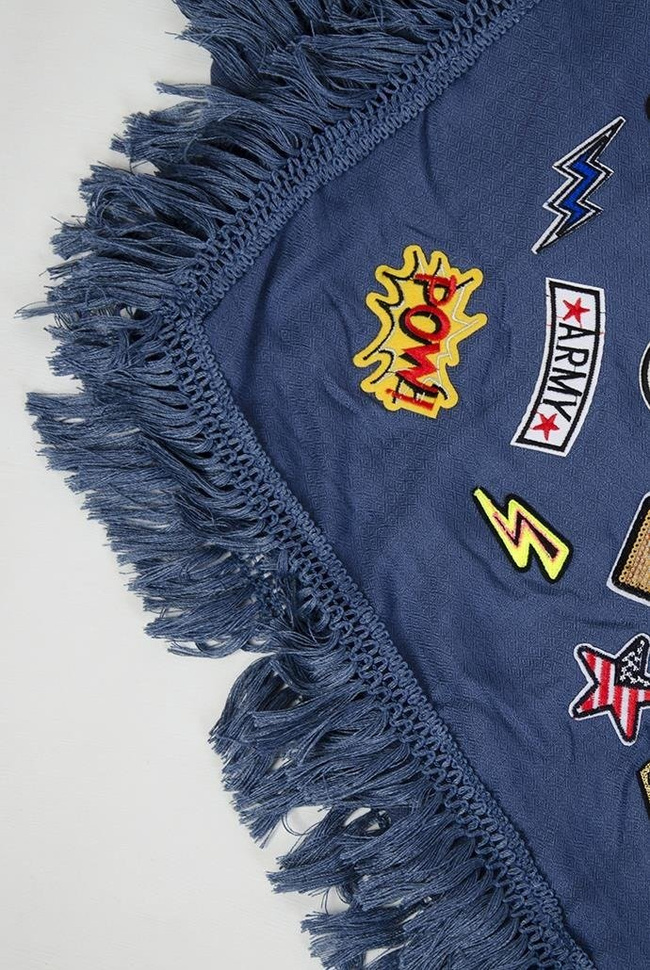 Niebieski szal z naszywkami