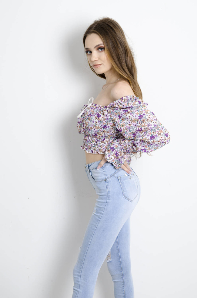 BLUZKA HISZPANKA BIAŁO-FIOLETOWA W DROBNE KWIATY
