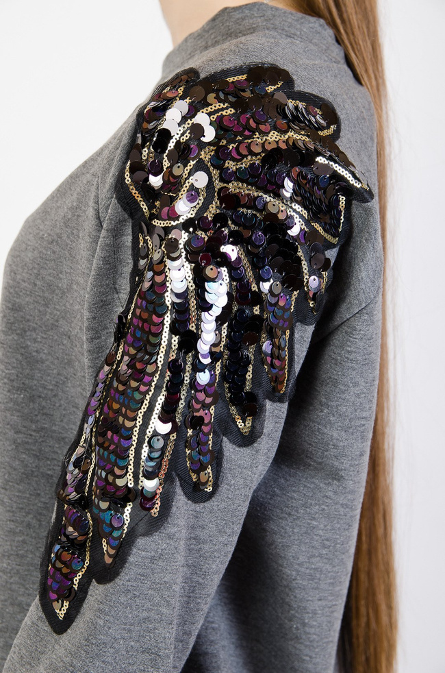 Szara sukienka oversize z ozdobnymi ramionami