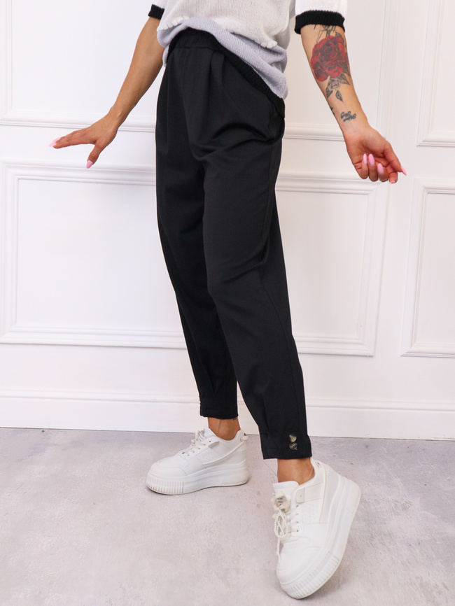 SPODNIE MATERIAŁOWE Z OZDOBNYMI GUZIKAMI NA DOLE NOGAWEK- CZARNE