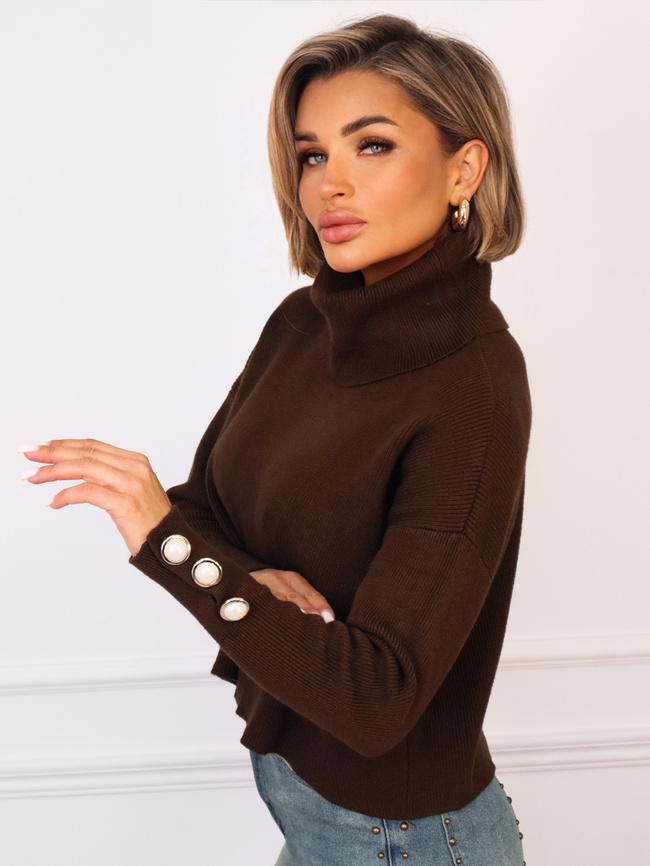 SWETER Z GOLFEM I OZDOBNYMI GUZIKAMI NA MANKIETACH- CZEKOLADOWY