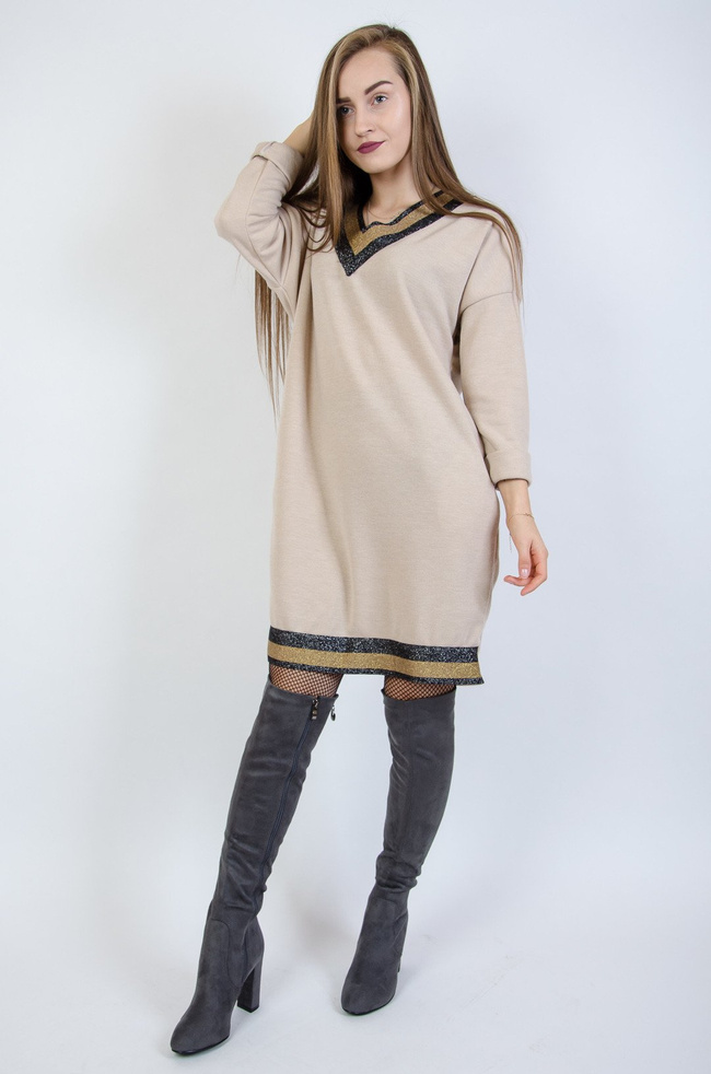 Beżowa sukienka zakończona brokatowymi elementami z kieszeniami 