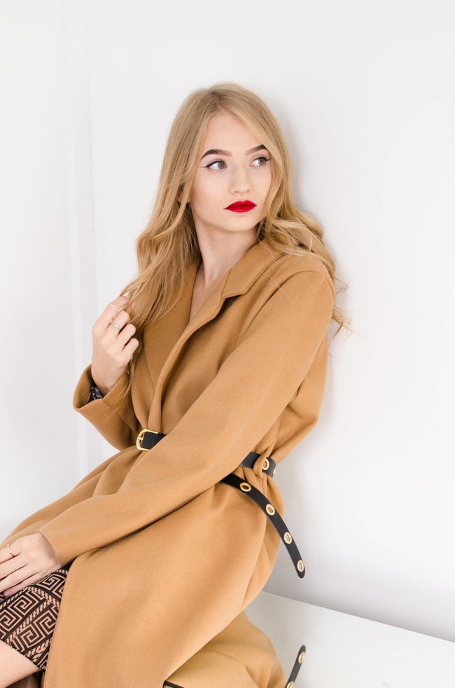 BRĄZOWY DŁUGI PŁASZCZ Z PASKIEM